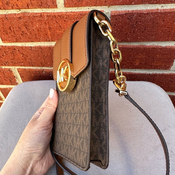 Michael Kors crossbody phone case - Picture 3 of 8